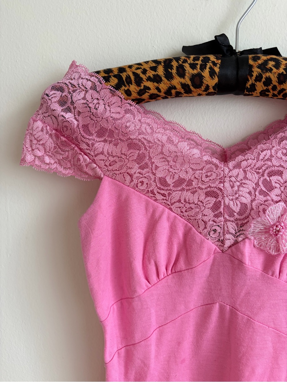 Wet Seal Pink Lace Off-Shoulder Floral Appliqué Top - Picture 4 of 7